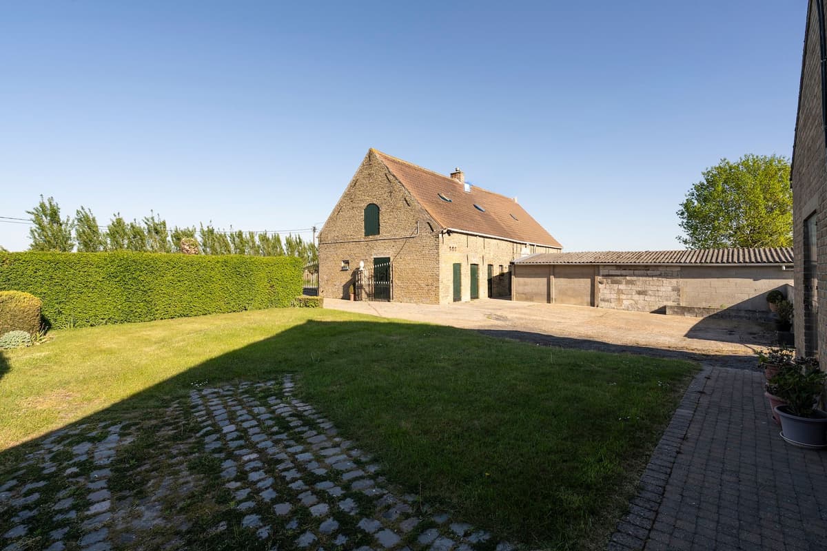 Zijkant hoeve in Knokke